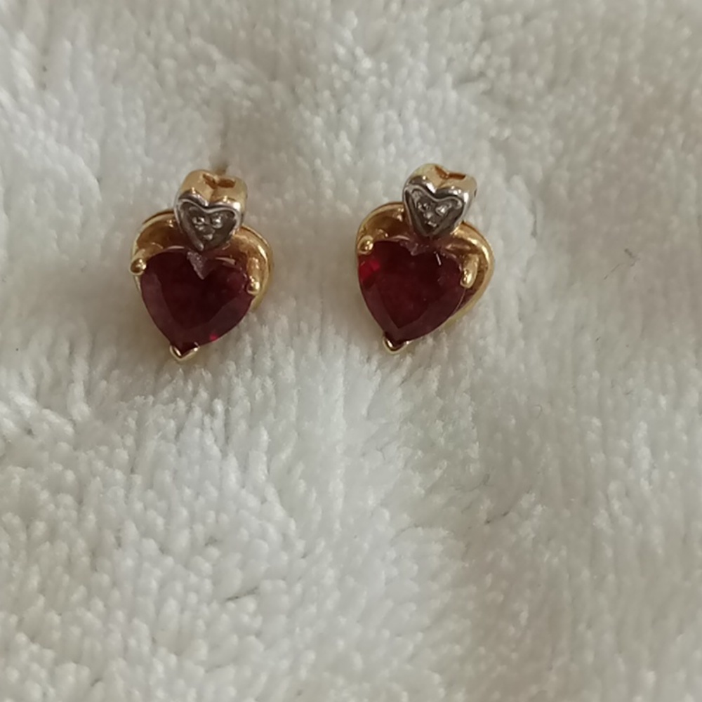 Cute heart shaped garnet post earrings. Pretty positive it is 14 caret gold set.